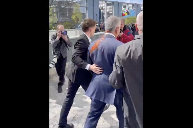 Reza Pahlavi in Berlin mit roter Sauce überschüttet