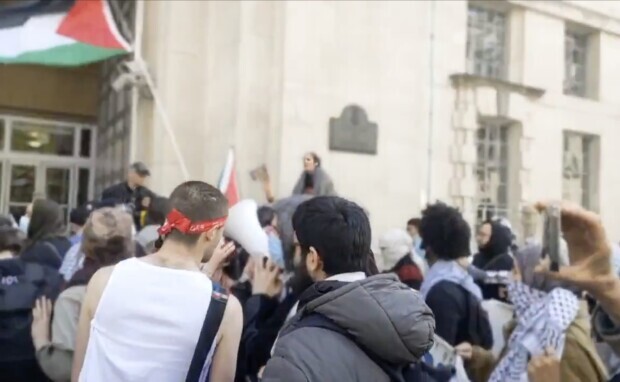 London: Palästina-Mob jagt Marineoffiziere bis vor das Verteidigungsministerium