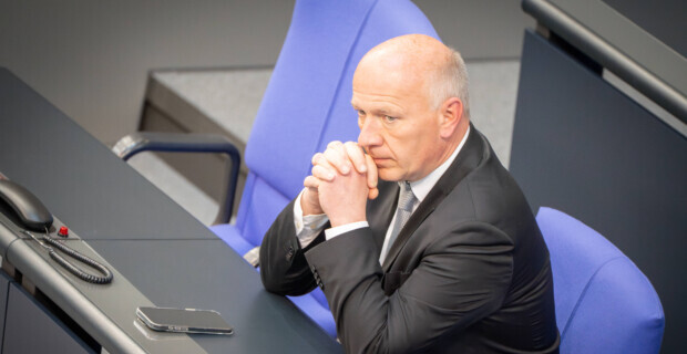 Benzinpreiskrise erschüttert Konsens der Berliner Brandmauer-Koalition