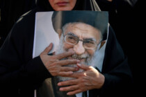 Junta beendet die Islamische Republik des Ayatollah Khomeini