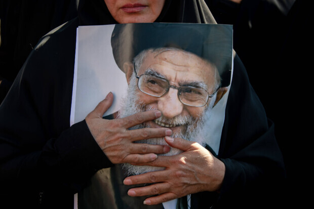 Junta beendet die Islamische Republik des Ayatollah Khomeini