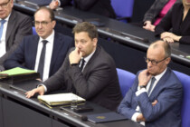 Wie die Bundesregierung das parlamentarische Fragerecht ins Leere laufen lässt