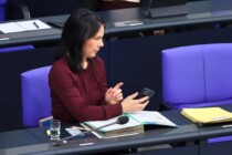 SMS von Baerbock müssen offengelegt werden: Gericht stärkt Auskunftsrecht gegen Ministerien