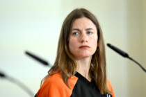 Teure Fäkal-Performance: „Künstlerin“ schwimmt in Urin