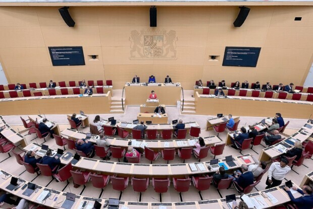 Bayerischer Landtag erhöht Fraktionsgelder um 3,3 Millionen Euro: Sparen sollen nur die Bürger