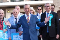 Farages Reform UK zerlegt Starmers Labour in alten Arbeiterhochburgen