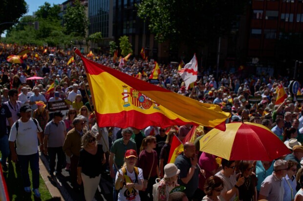 Zehntausende marschieren in Madrid gegen Sánchez: Spaniens Linke versinkt im Korruptionssumpf