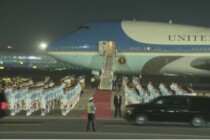 Trump mit Riesen-Wirtschafts-Delegation in Peking angekommen