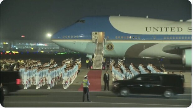 Trump mit Riesen-Wirtschafts-Delegation in Peking angekommen