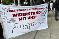 „Merz, leck Eier“ und der pinke Vogelmann: Surrealer Wehrpflicht-Protest in Göttingen