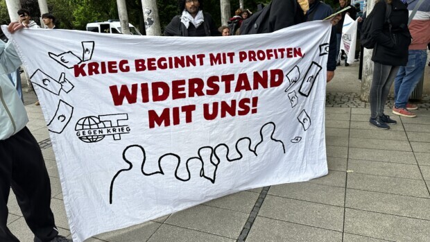 „Merz, leck Eier“ und der pinke Vogelmann: Surrealer Wehrpflicht-Protest in Göttingen