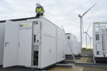 Die Batterie speichert Strom hier – die Grube dafür liegt anderswo