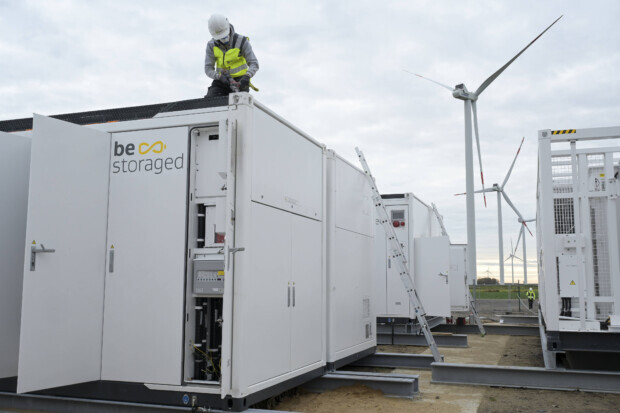 Die Batterie speichert Strom hier – die Grube dafür liegt anderswo