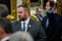 Trumps Doppelschlag: Höhere Zölle und Truppenabzug