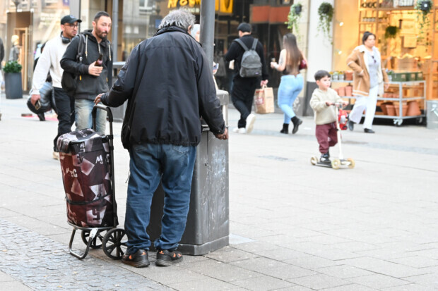 Welch Gnade: Rentner darf doch Pfandflaschen sammeln