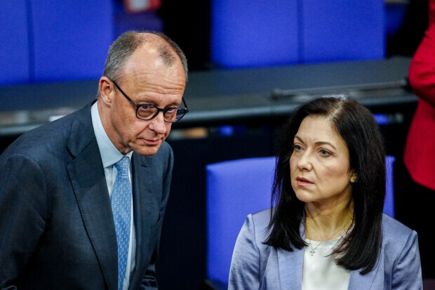 Bundesregierung bahnt sich den Weg zum Sozialismus
