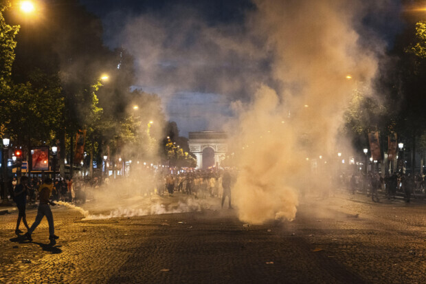 Der Mob von Paris: Truppen ohne Uniform?