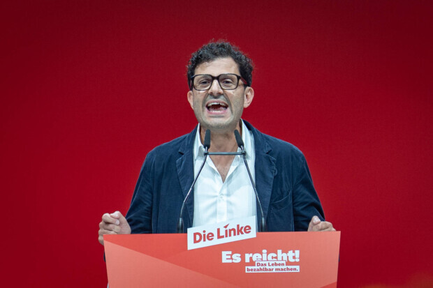 So, aus Leninschem Geist, wächst, von Stalin geschweißt, die Partei, die Partei, die Partei