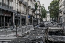 Der Mob von Paris: Truppen ohne Uniform?