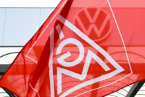 Schicksalstage in Wolfsburg: Draußen Trillerpfeifen, drinnen heftige Auseinandersetzungen