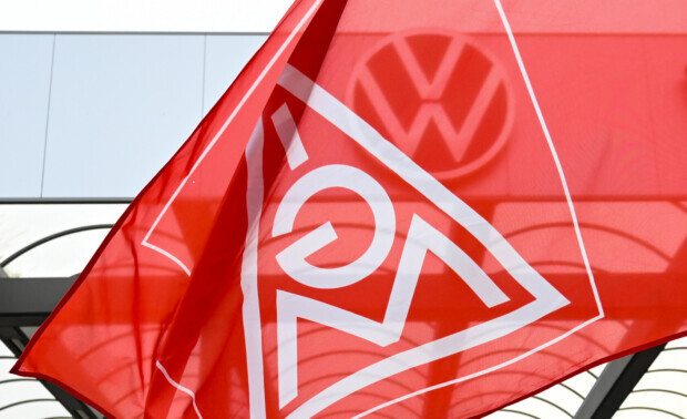 Schicksalstage in Wolfsburg: Draußen Trillerpfeifen, drinnen heftige Auseinandersetzungen
