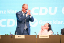 Die Roboter der CDU: Vorne jubeln, hinten fluchen