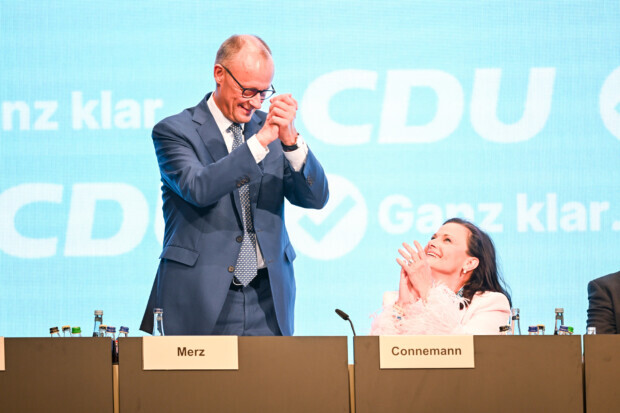 Die Roboter der CDU: Vorne jubeln, hinten fluchen