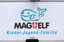 Sprung aus dem Fenster: 12-jähriges Mädchen flüchtet vor Betreuer mit Teufelshörnern