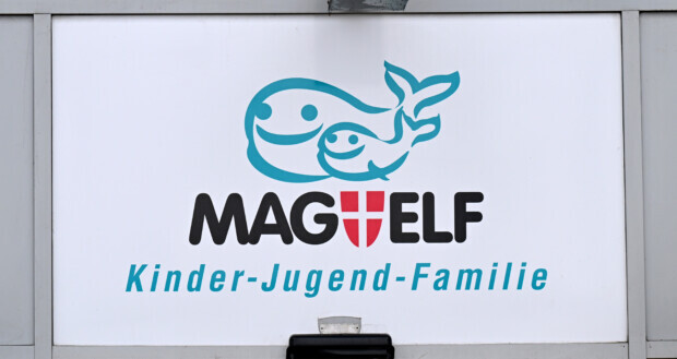 Sprung aus dem Fenster: 12-jähriges Mädchen flüchtet vor Betreuer mit Teufelshörnern