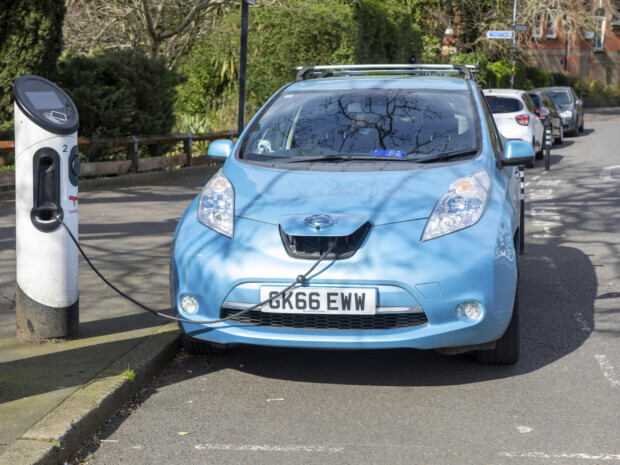 Neue Steuer: Besitzer von E-Autos werden pro Kilometer bezahlen
