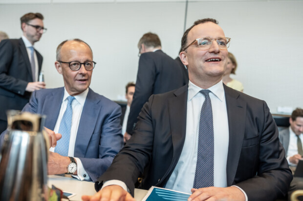 Jens Spahn fällt – in ein weiches Nest