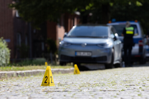 Bluttat in Stade: Fahrerin des Fluchtfahrzeugs offenbar untergetaucht