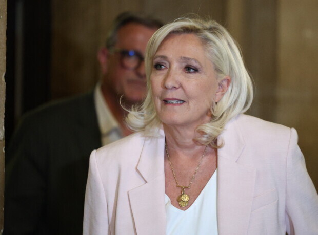 Marine Le Pen darf zu Präsidentschaftswahl antreten – mit Fußfessel