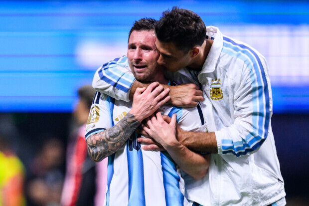 Argentinien dreht das WM-Drama: Messi trifft, weint – und Ägypten protestiert