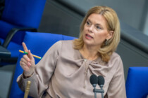 Eklat im Bundestag: Einmal Weinkönigin immer Weinkönigin