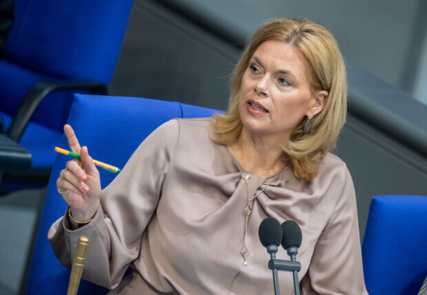 Eklat im Bundestag: Einmal Weinkönigin, immer Weinkönigin