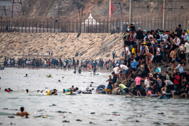 Ceuta: Wie ein Richterspruch und Sánchez’ großzügige Migrationspolitik die Invasion auslösten