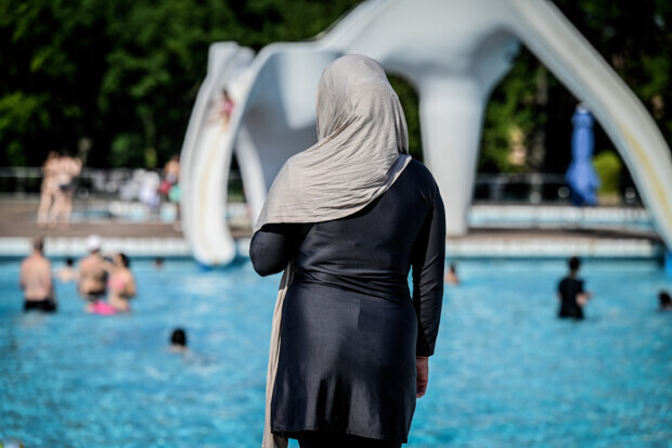 Gericht: Burkini-Verbot im Hotel-Pool „diskriminierend“