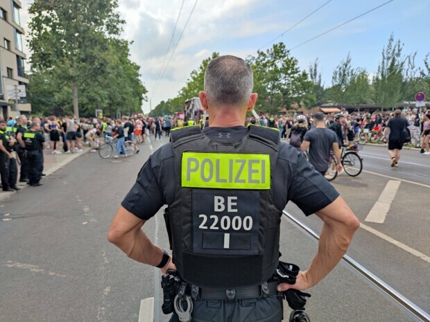 Liebe nur bei bezahltem Polizeischutz