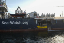 Frontex-Video belastet Sea-Watch: Maskierte Schleuser übergeben Migranten auf offener See an NGO