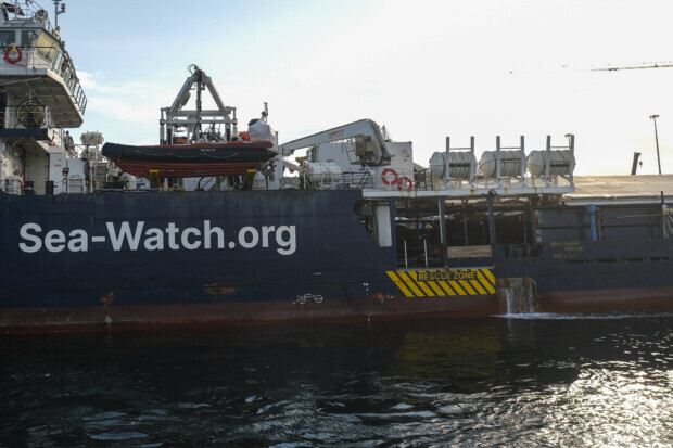 Frontex-Video belastet Sea-Watch: Maskierte Schleuser übergeben Migranten auf offener See an NGO