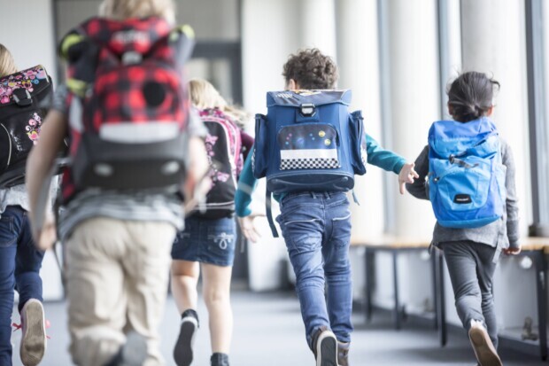 Berlin quartiert Süchtige in Grundschule ein