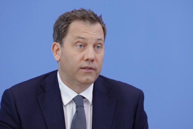 Klingbeil kürzt beim Klima- und Transformationsfonds