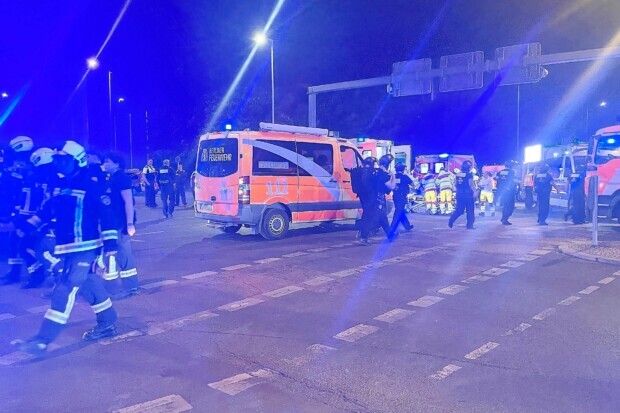 Berlin: Transporter rast in Menschenmenge – Feuerwehr ruft „Massenfall von Verletzten“ aus