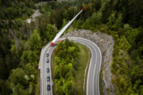 Rotorblatt stürzt beim Windradtransport ab – Mitarbeiter entgeht nur knapp dem Tod
