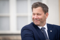 Sánchez macht erstmal Urlaub, Lars Klingbeil übernimmt das Schönreden