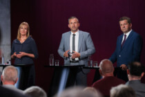 Wahlarena: Siegmund surft die Angriffswelle