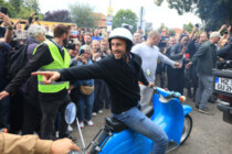 Ein Wahlkampf-Fest: Volkstribun auf hellblauer Simson