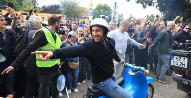 Ein Wahlkampf-Fest: Volkstribun auf hellblauer Simson