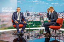 Chrupalla gibt Nachhilfe in Malerarbeiten